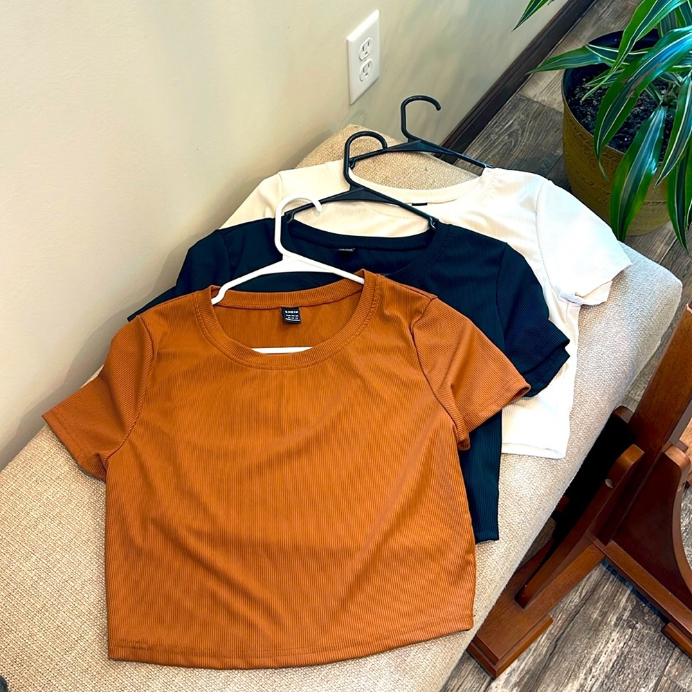 Women’s 3 piece crop t-shirt set. Size XL, fits like a snug size 8